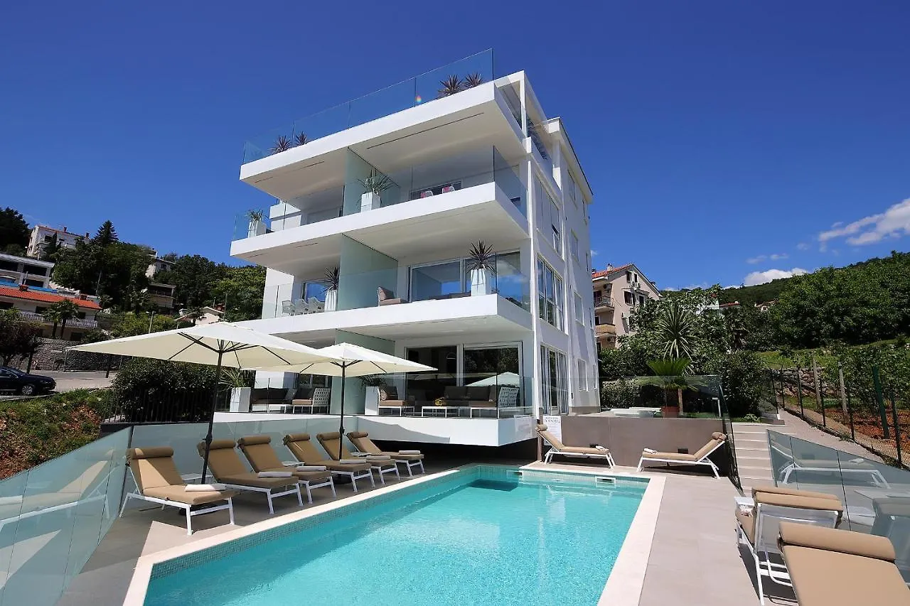 Stylish Apartment 100 M From The Beach Abbázia